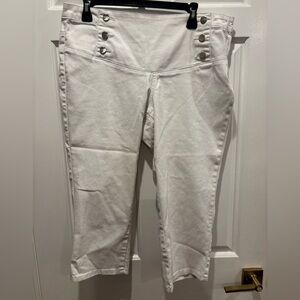 VENUS White Button-Detail Capri Pants